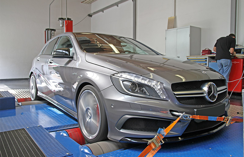 Mercedes A45 AMG på dynon för kraft mätning.